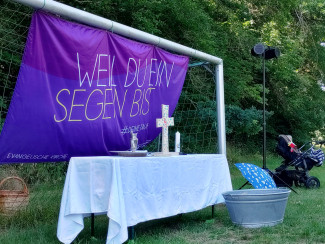 Kirche Kunterbunt mit Taufe